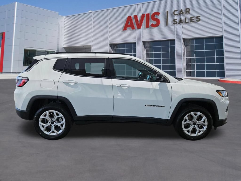 Used 2025 Jeep Compass Latitude w/ Sun & Sound Group AWD/4WD image 5
