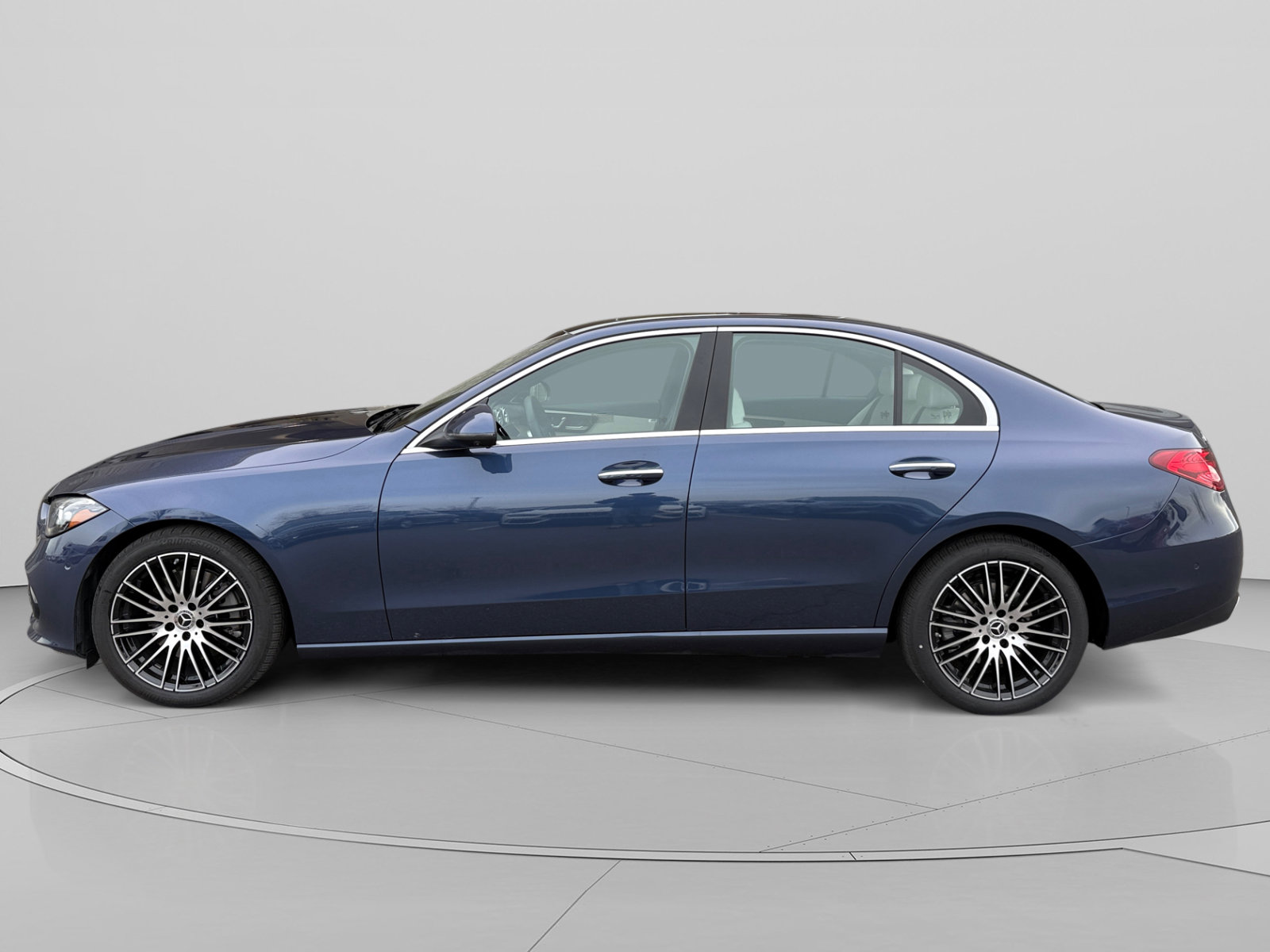 Used 2025 Mercedes-Benz C 300 4MATIC Sedan image 2