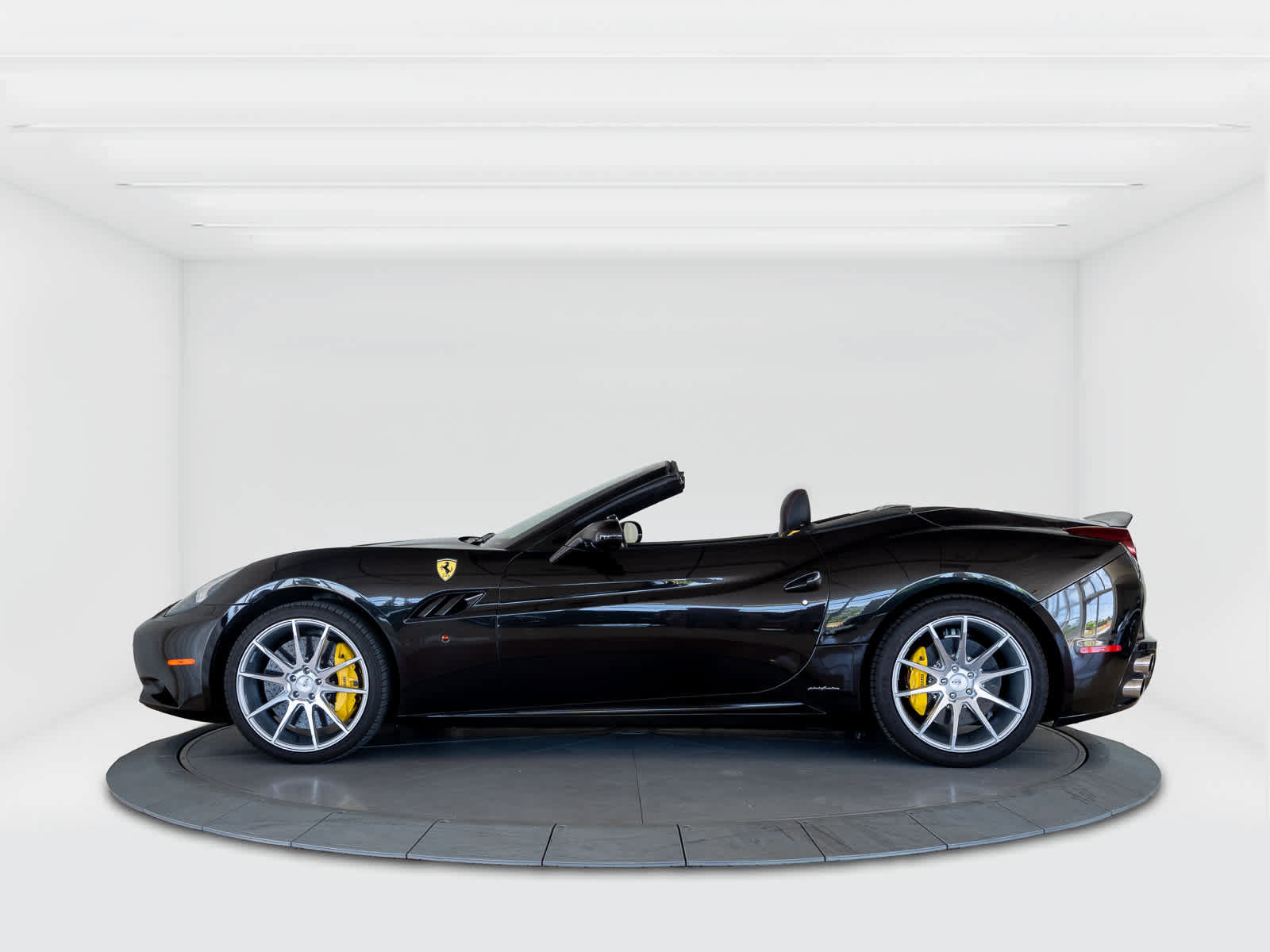 Used 2014 Ferrari California RWD image 2
