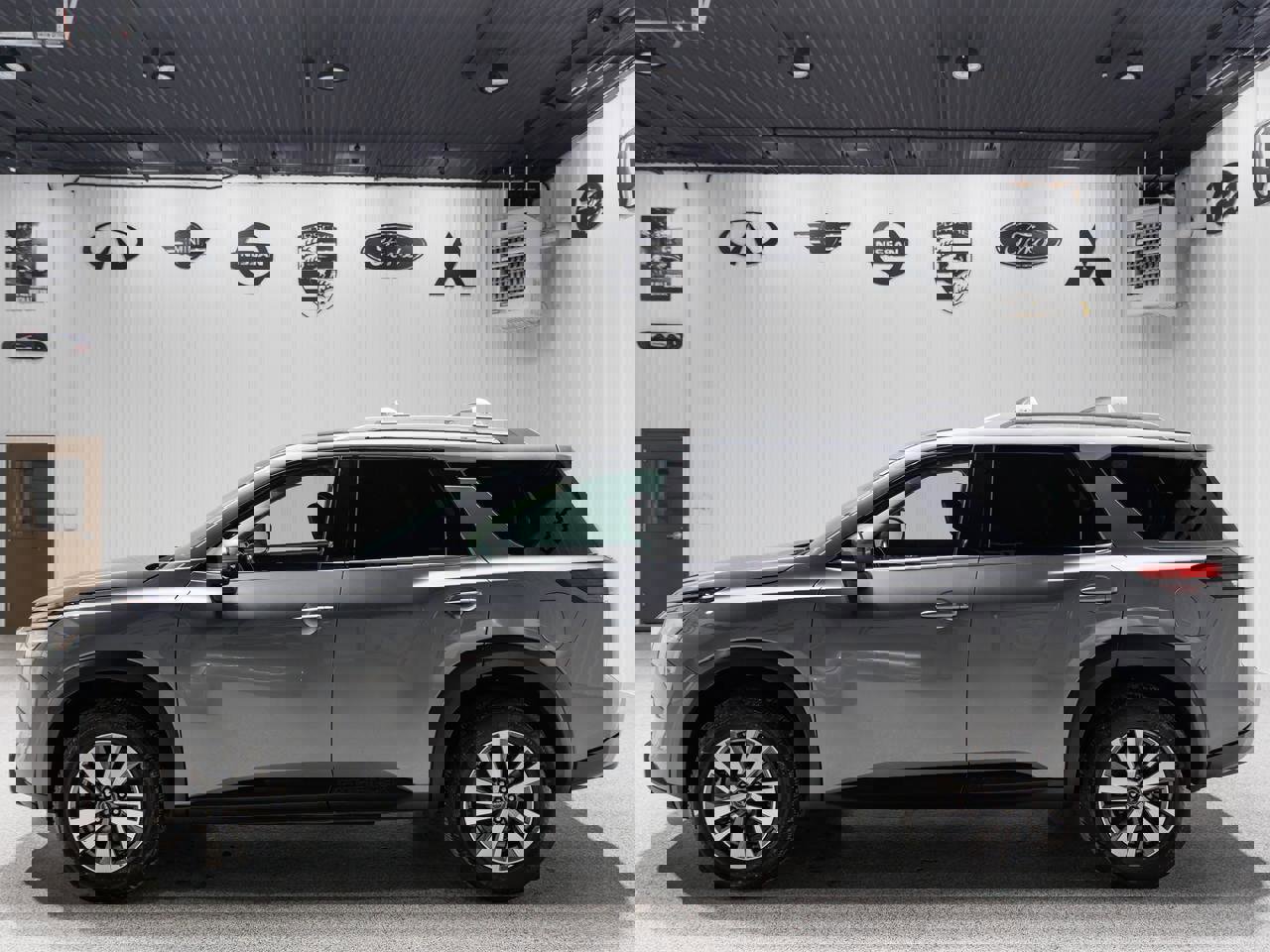 Used 2023 Nissan Pathfinder SL image 3