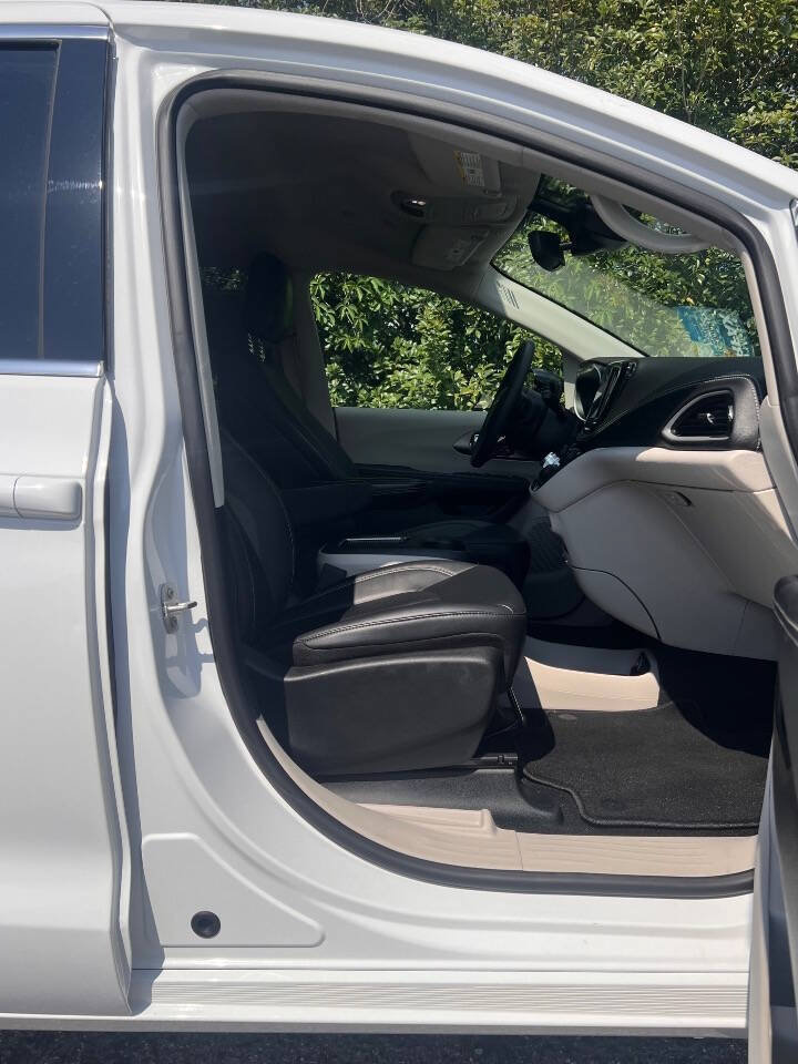 Used 2024 Chrysler Pacifica Touring-L FWD image 16