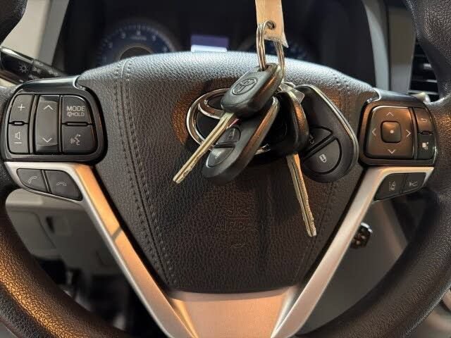 Used 2020 Toyota Sienna L FWD image 47