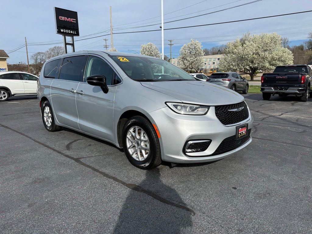 Used 2024 Chrysler Pacifica Touring-L image 1