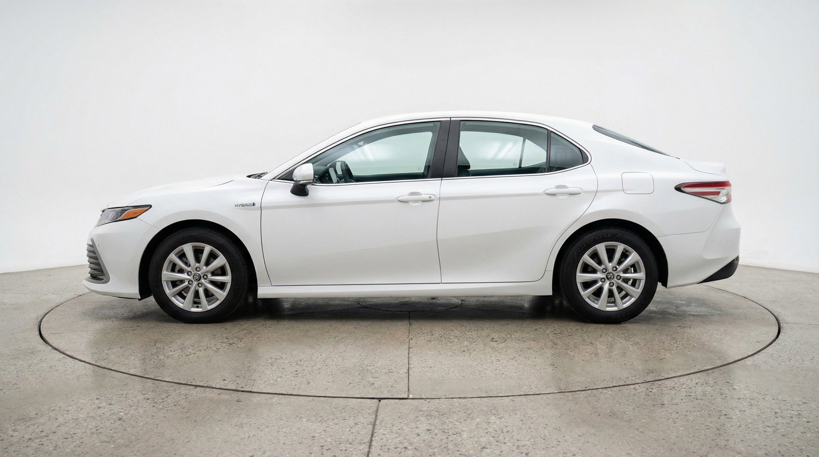 Used 2025 Toyota Camry LE image 5