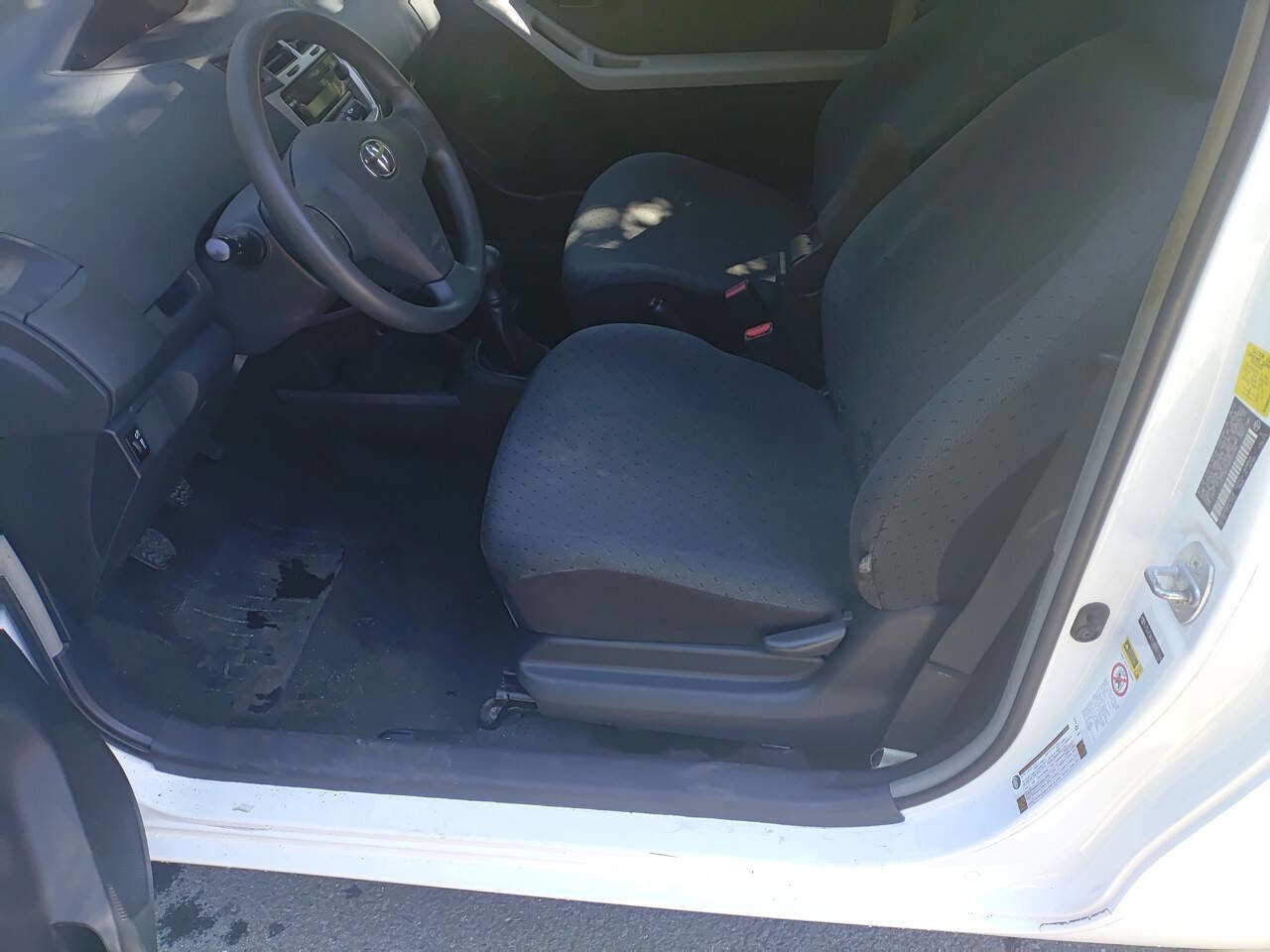 Used 2011 Toyota Yaris 2-Door Hatchback image 8