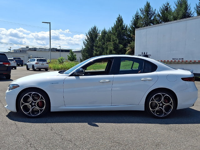 Used 2022 Alfa Romeo Giulia Veloce AWD/4WD image 4