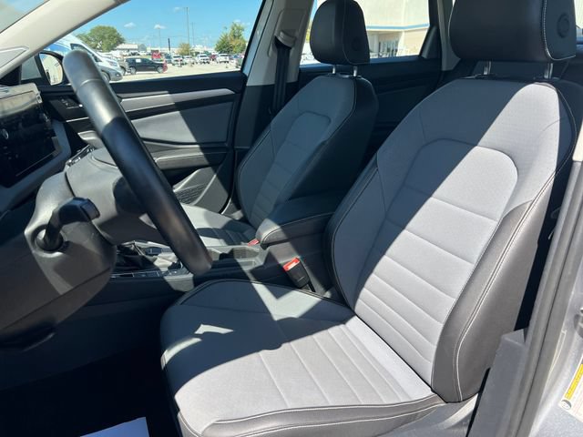 Used 2025 Volkswagen Jetta SE FWD image 34