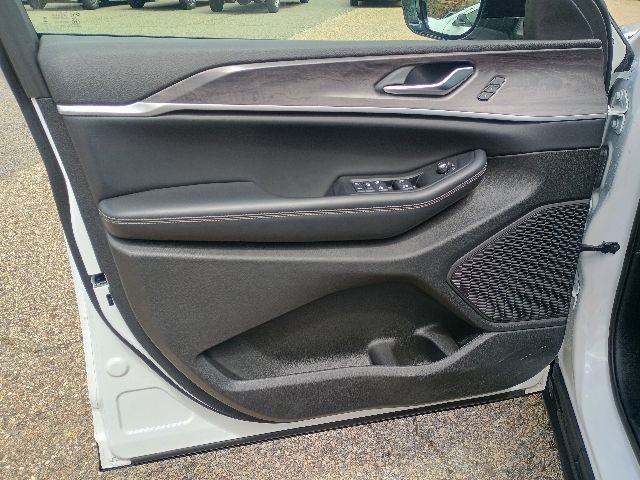 Used 2023 Jeep Grand Cherokee Limited w/ Black Appearance Package AWD/4WD image 22