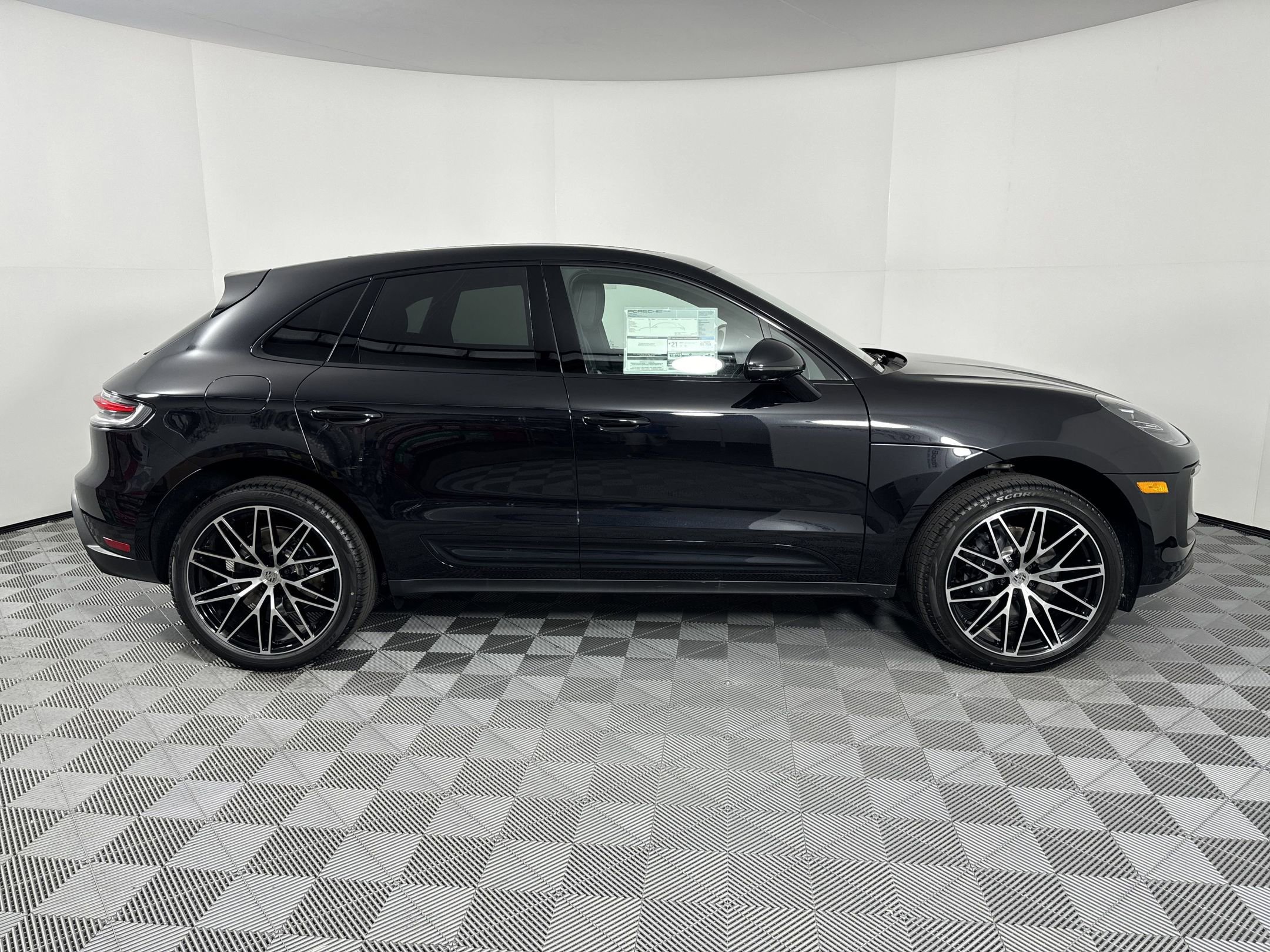 Certified 2025 Porsche Macan image 8
