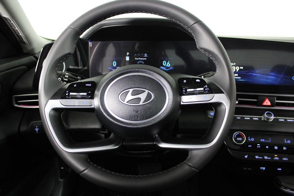 Used 2025 Hyundai Elantra SEL image 8