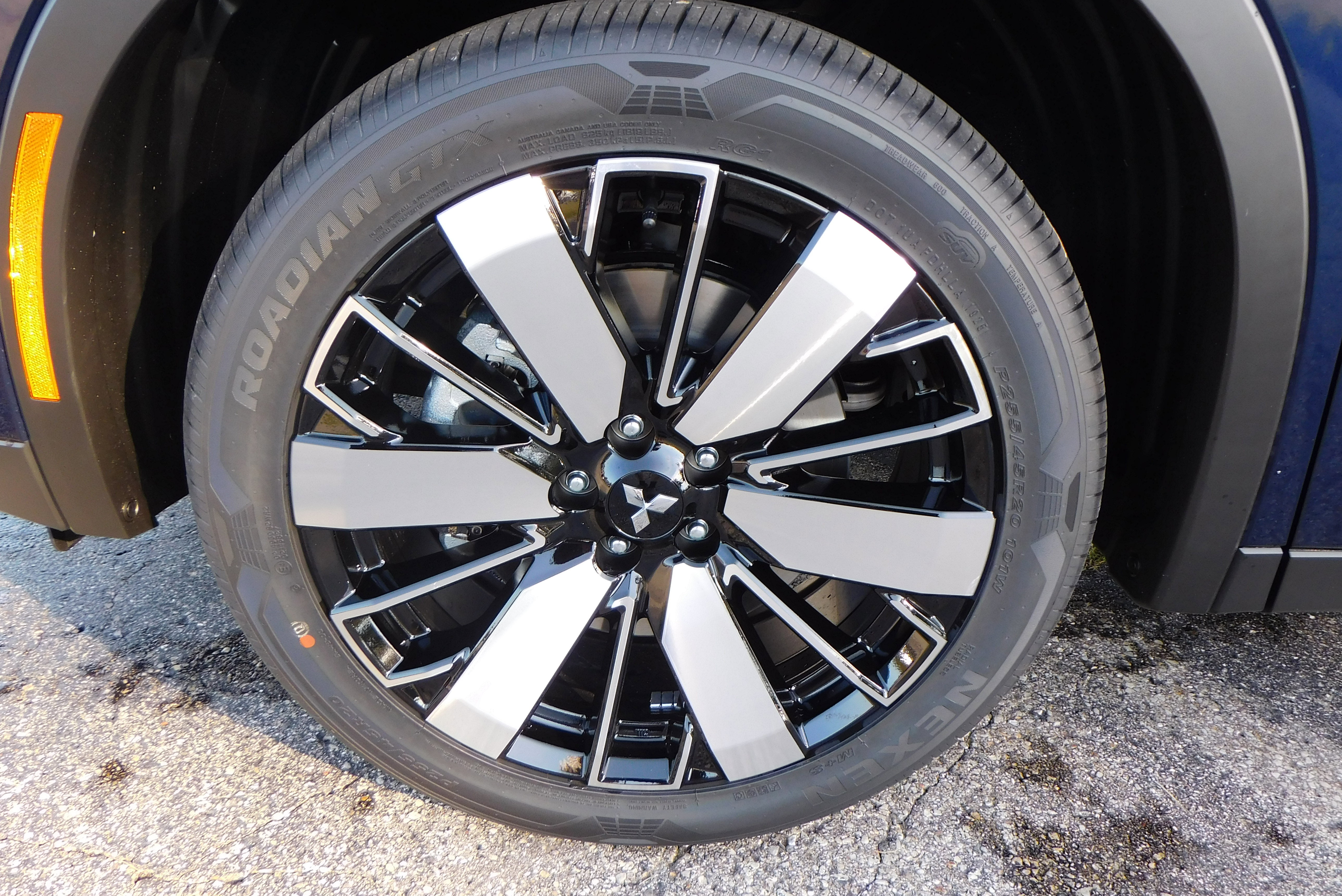 Used 2025 Mitsubishi Outlander SE image 9