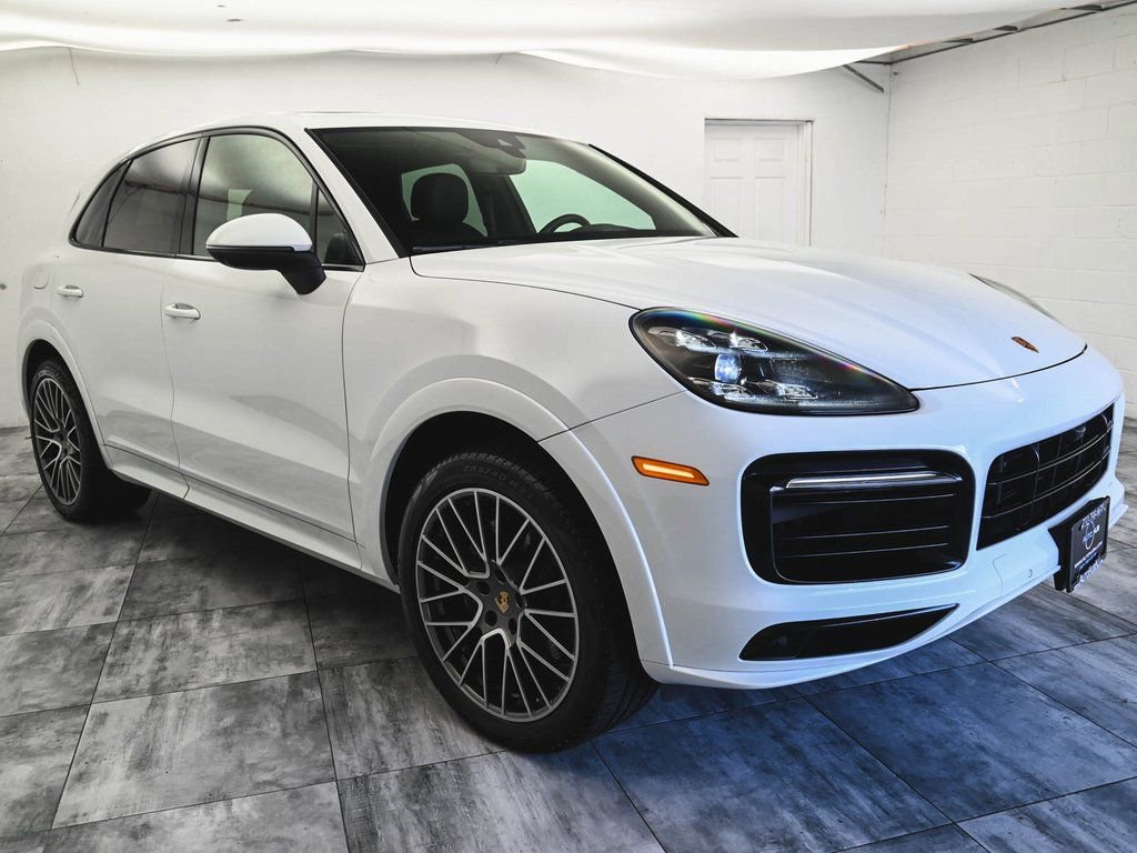 Used 2022 Porsche Cayenne Platinum Edition image 3