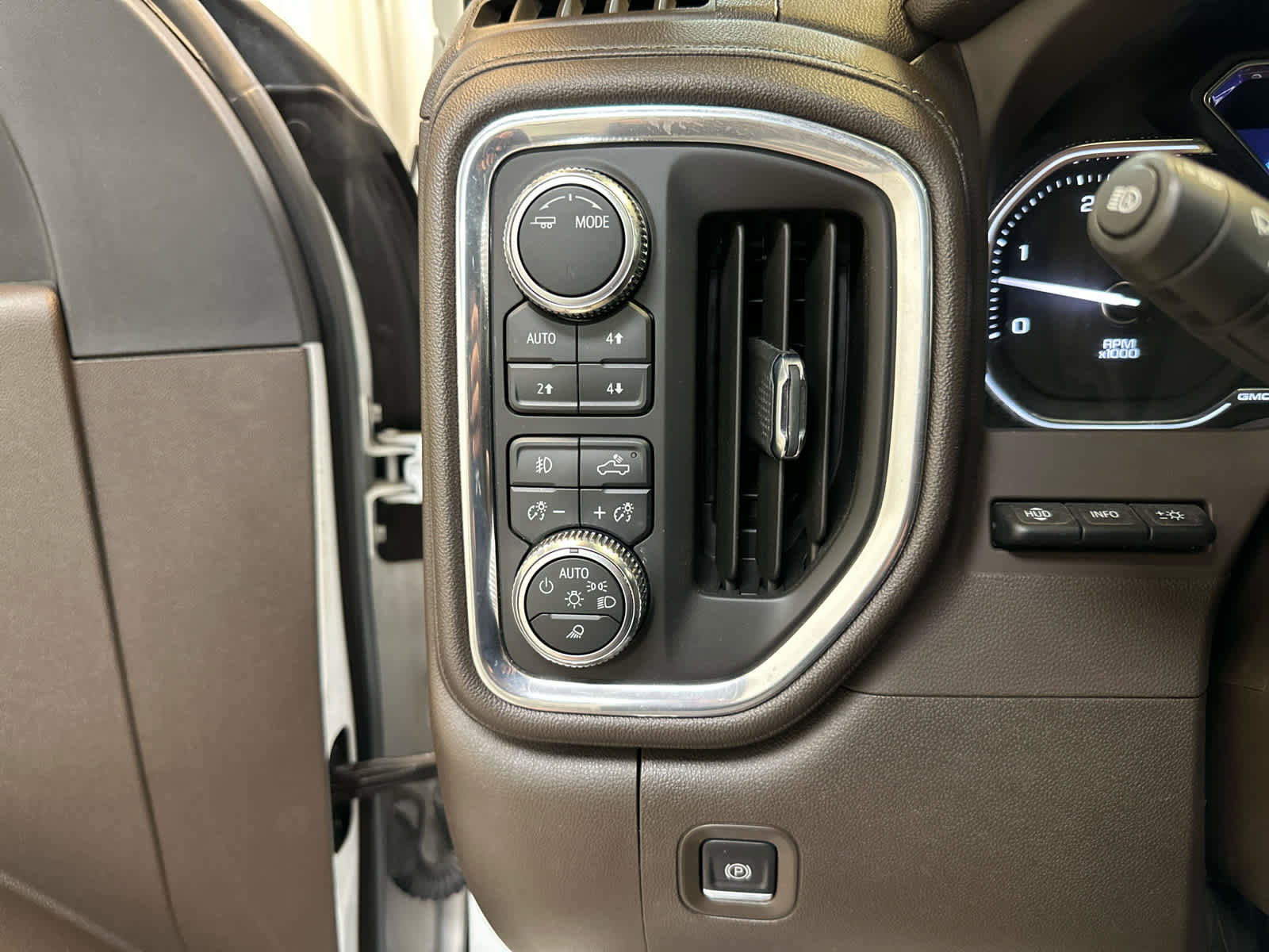 Used 2023 GMC Sierra 3500 Denali w/ Denali Ultimate Package AWD/4WD image 23