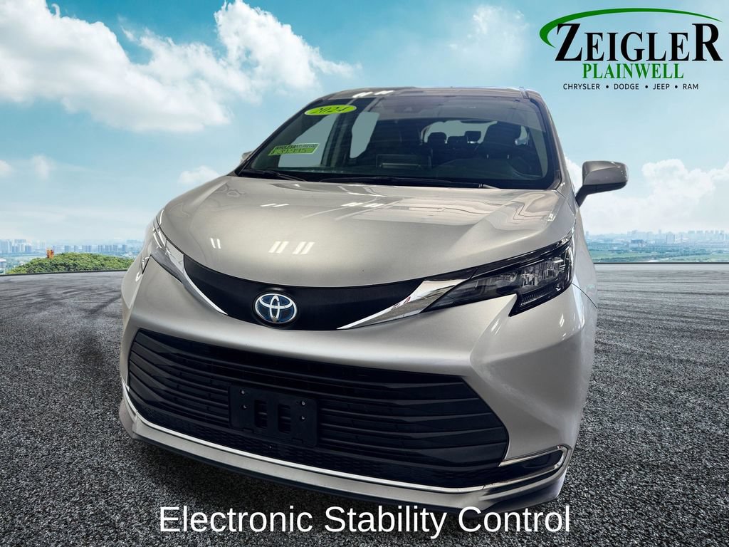 Used 2024 Toyota Sienna XLE FWD image 9