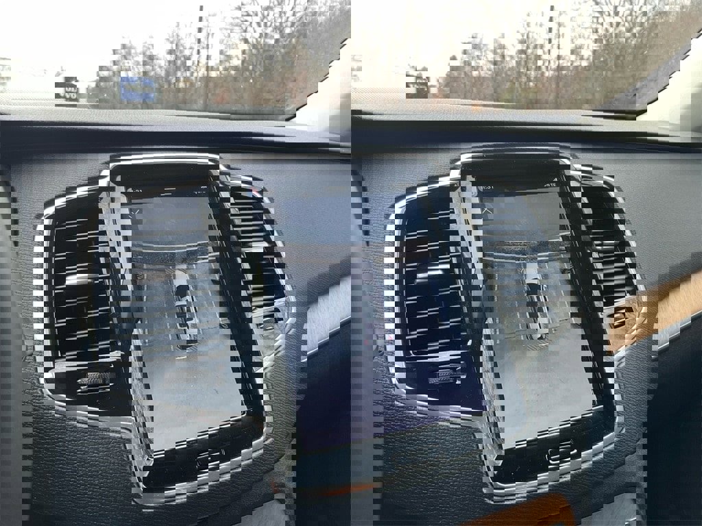 Certified 2025 Volvo XC90 B6 Plus image 27