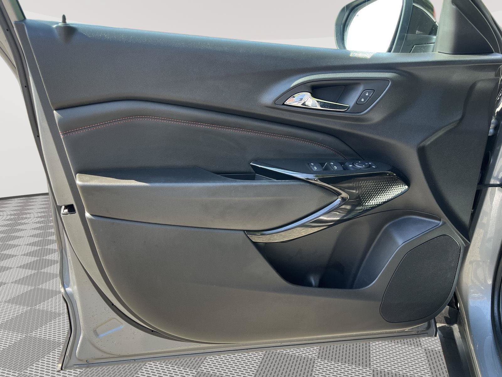 Used 2025 Chevrolet Trax RS w/ Driver Confidence Package FWD image 17