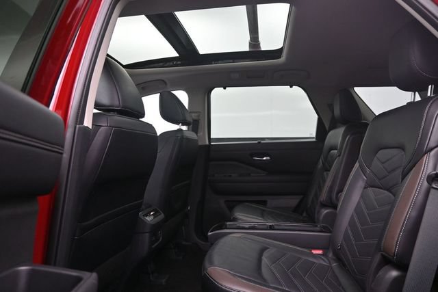 Used 2024 Nissan Pathfinder Platinum FWD image 11