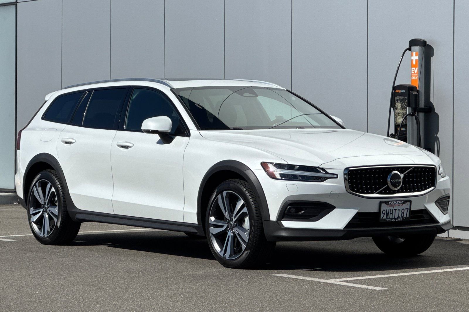 Certified 2026 Volvo V60 B5 Cross Country Plus w/ Climate Package image 7