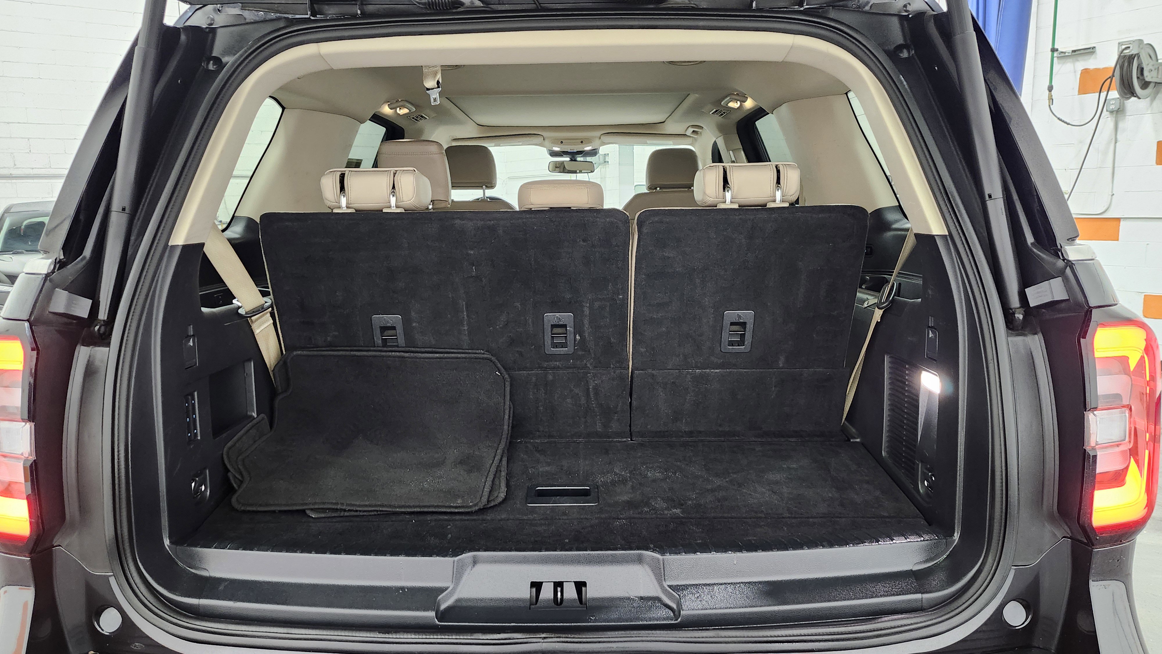 Used 2024 Ford Expedition Limited image 23