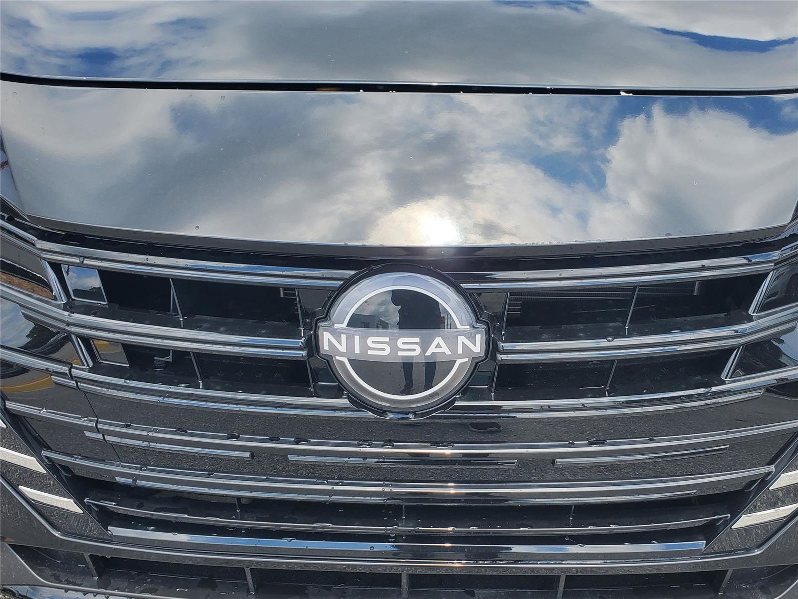 New 2025 Nissan Versa SV w/ Trunk Package FWD image 9