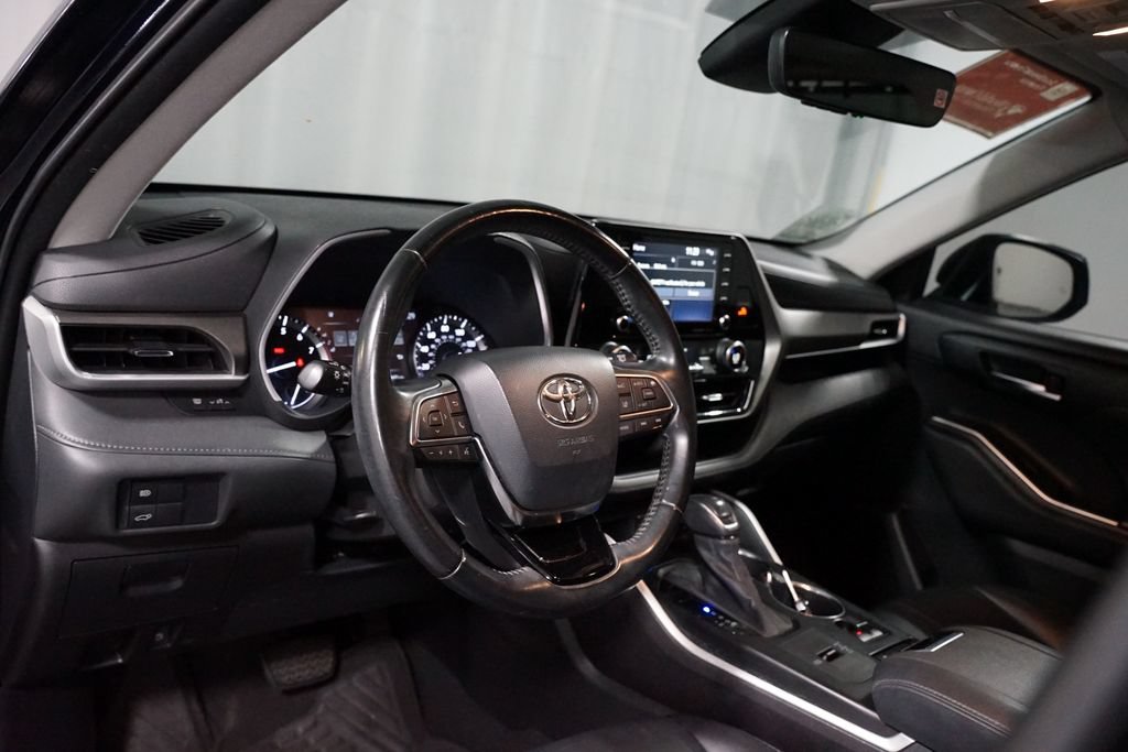 Used 2021 Toyota Highlander XLE FWD image 7