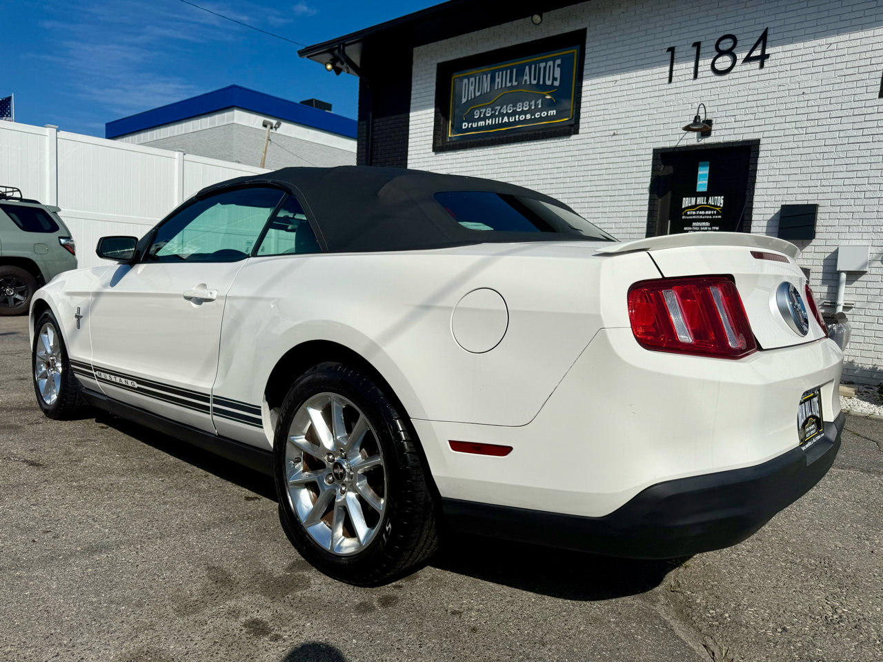 Used 2010 Ford Mustang Convertible image 3