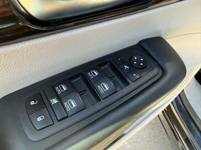 Used 2023 Chrysler Pacifica Limited FWD image 10