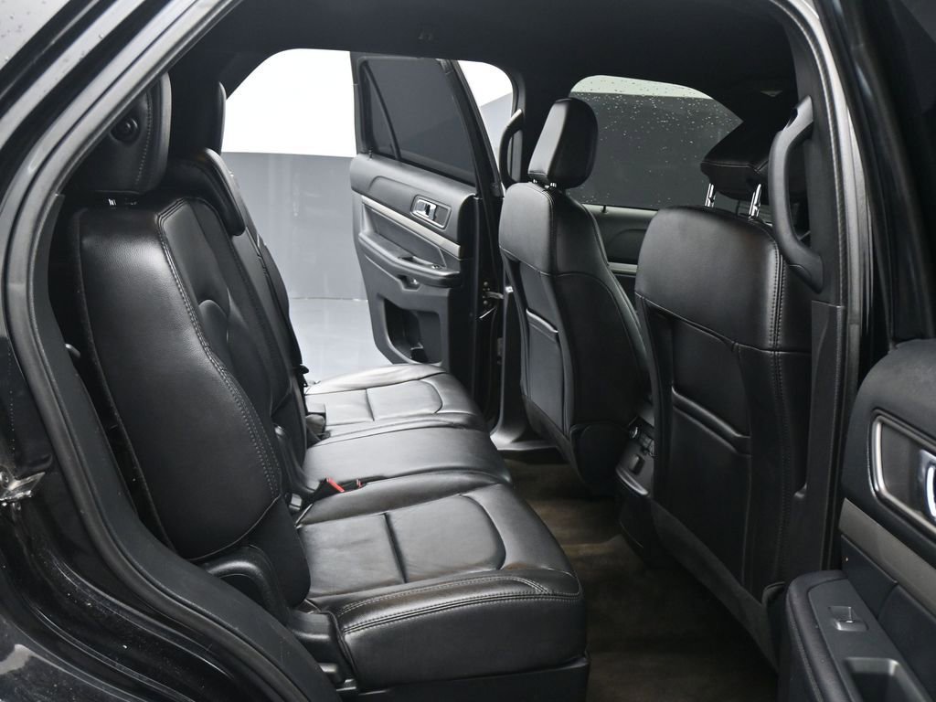 Used 2018 Ford Explorer XLT w/ Equipment Group 202A FWD image 3