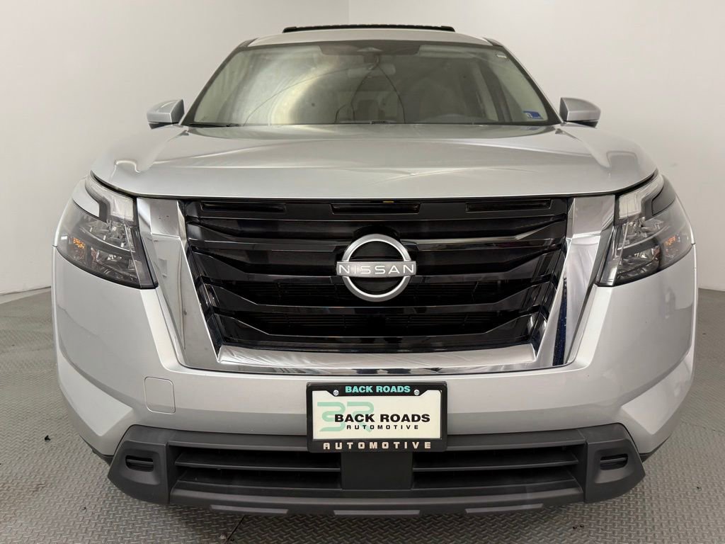 Used 2023 Nissan Pathfinder SV image 2