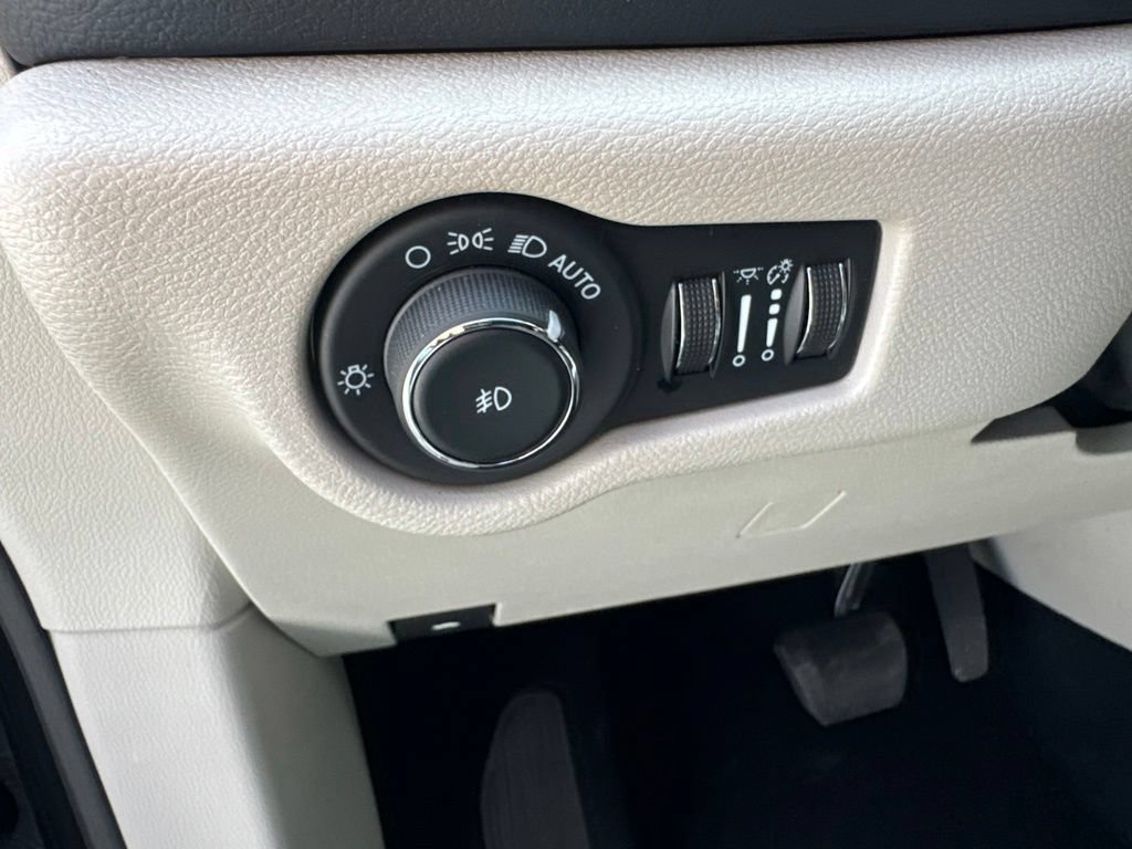 Used 2024 Chrysler Pacifica Touring-L FWD image 27