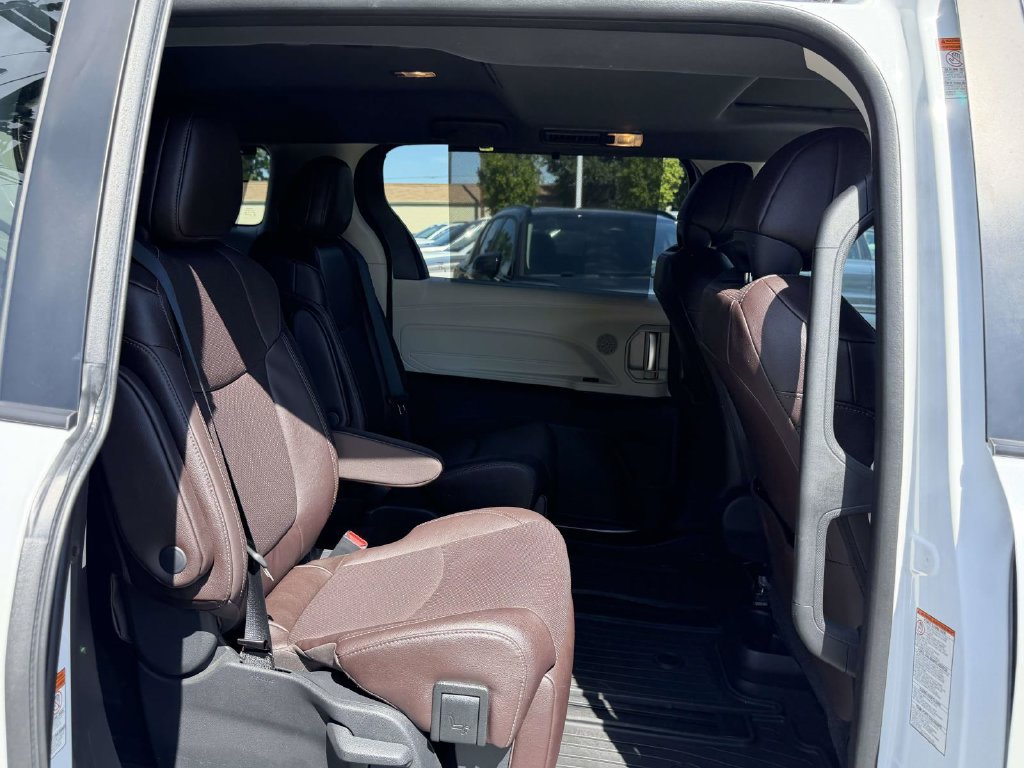 Used 2022 Toyota Sienna Platinum AWD/4WD image 13
