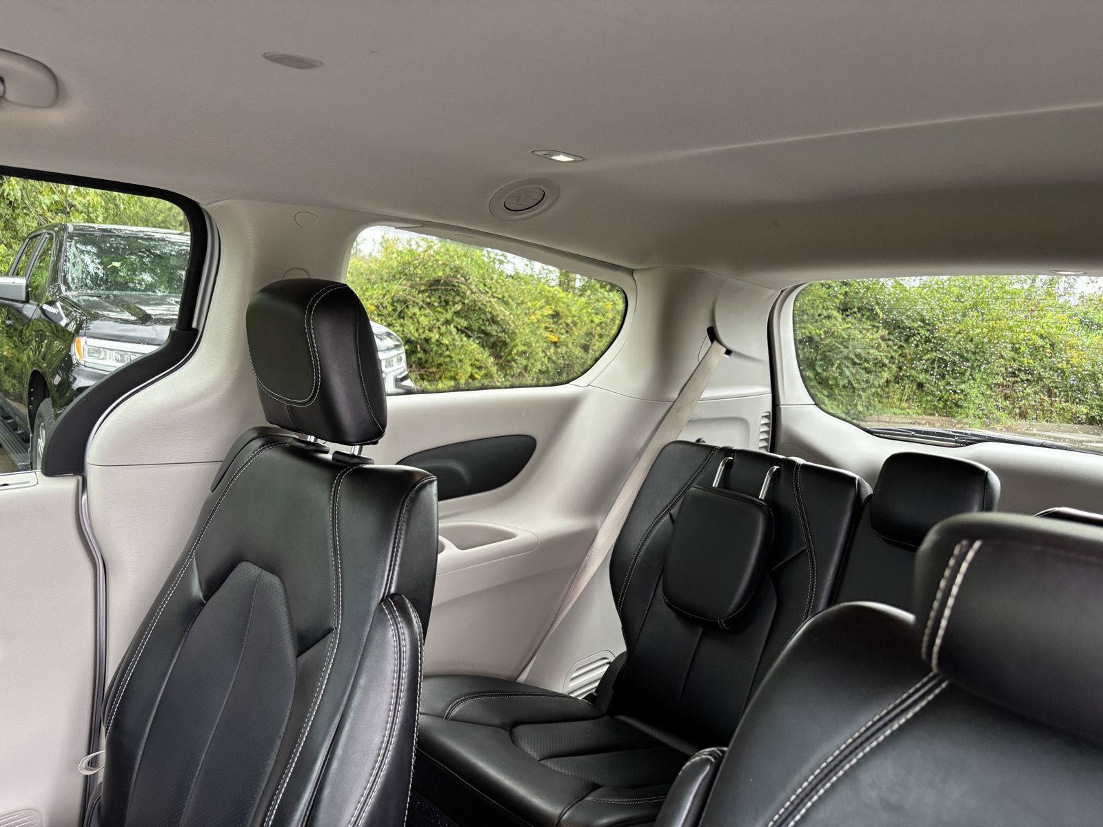 Used 2024 Chrysler Pacifica Touring-L FWD image 18