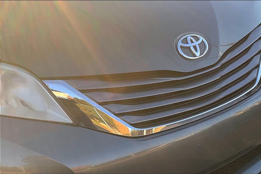 Used 2013 Toyota Sienna XLE FWD image 31