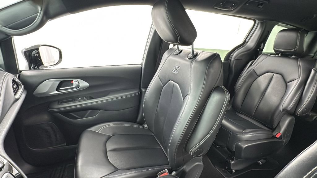 Used 2024 Chrysler Pacifica Select image 14