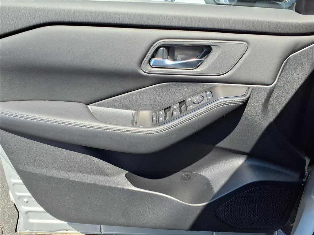 Used 2025 Nissan Rogue SV AWD/4WD image 23