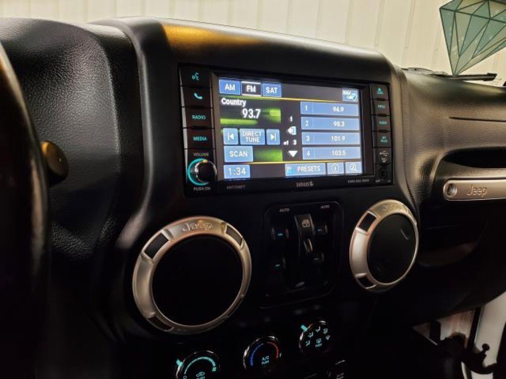 Used 2017 Jeep Wrangler Unlimited Sahara w/ Connectivity Group image 17