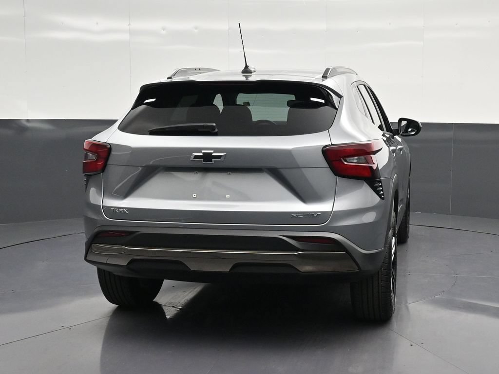 Used 2026 Chevrolet Trax ACTIV FWD image 2