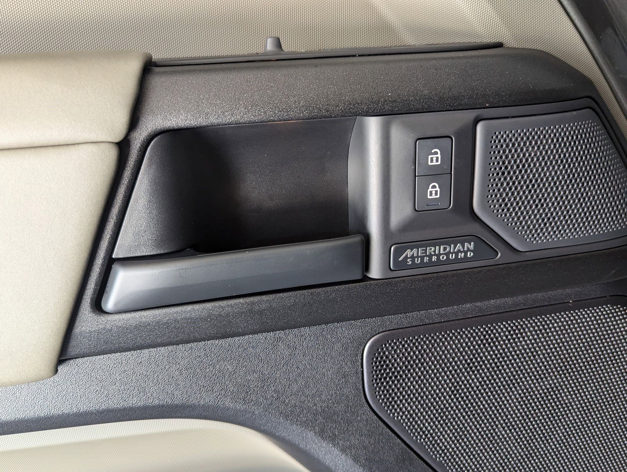 Certified 2025 Land Rover Defender 110 image 30