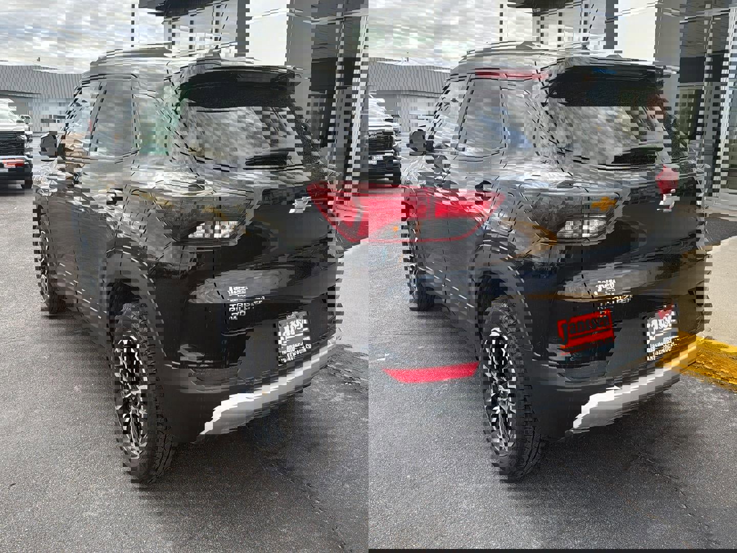 Used 2025 Chevrolet TrailBlazer LT image 2