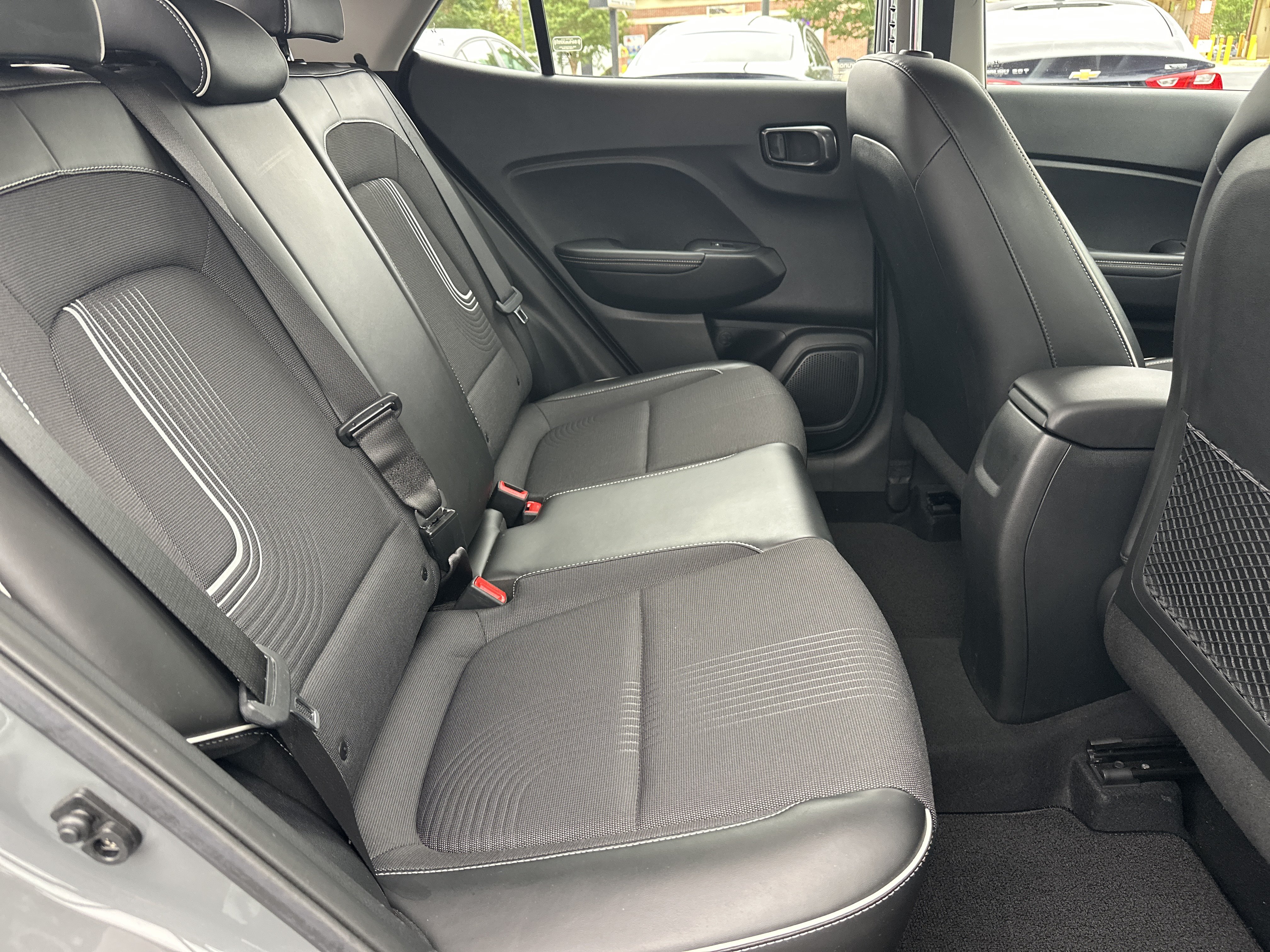 Used 2023 Hyundai Venue Limited FWD image 16