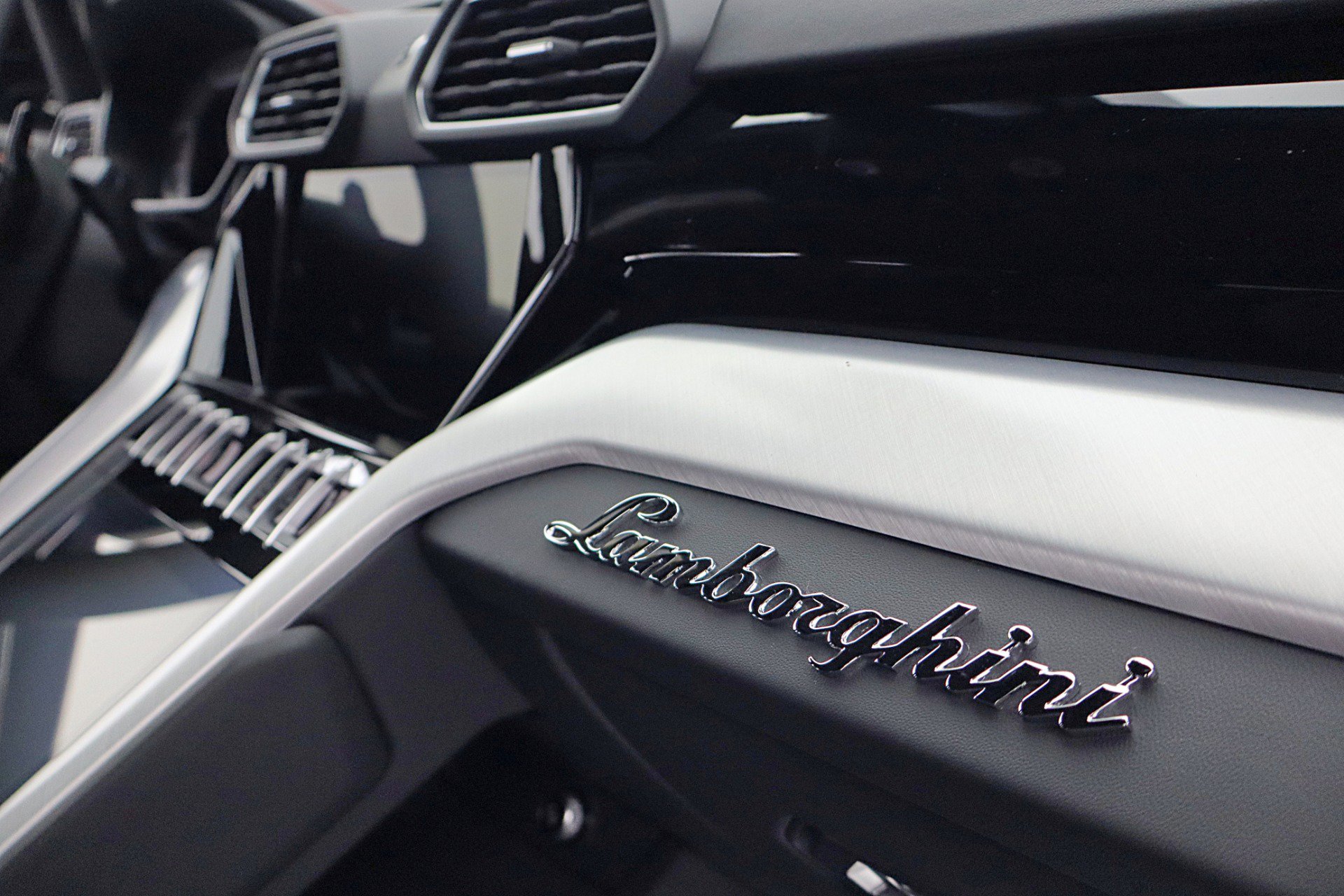 Used 2024 Lamborghini Urus S image 34