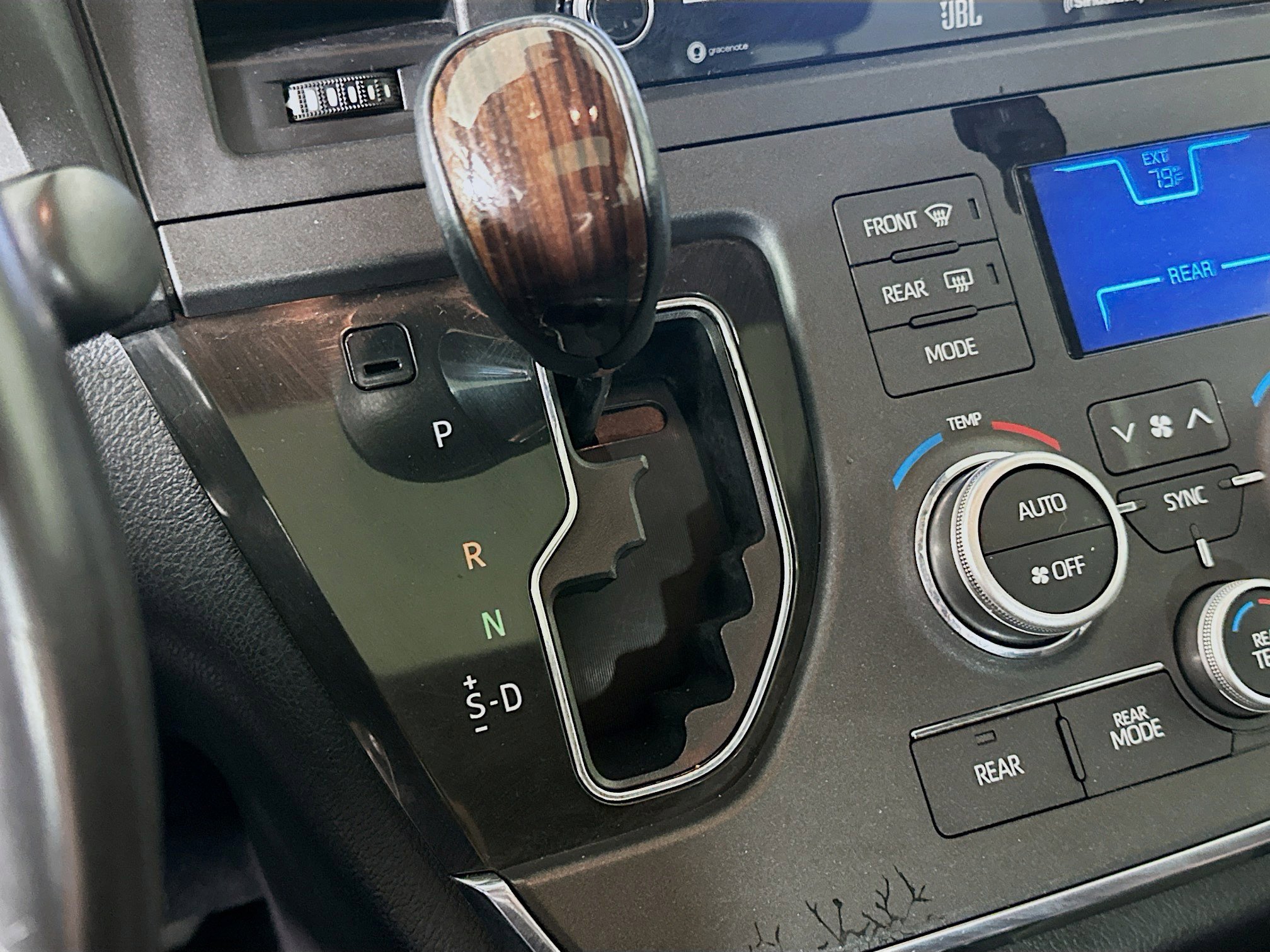 Used 2018 Toyota Sienna Limited image 25