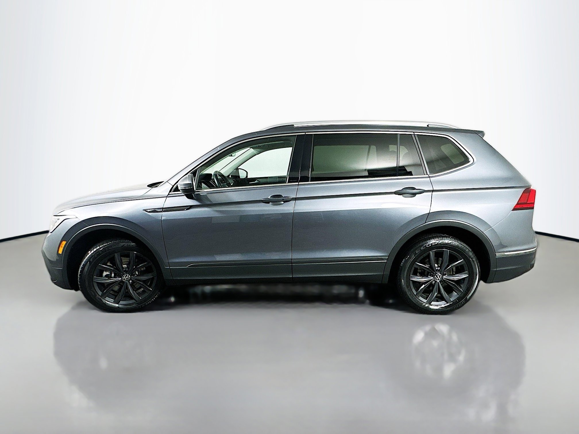 Used 2024 Volkswagen Tiguan SE image 4