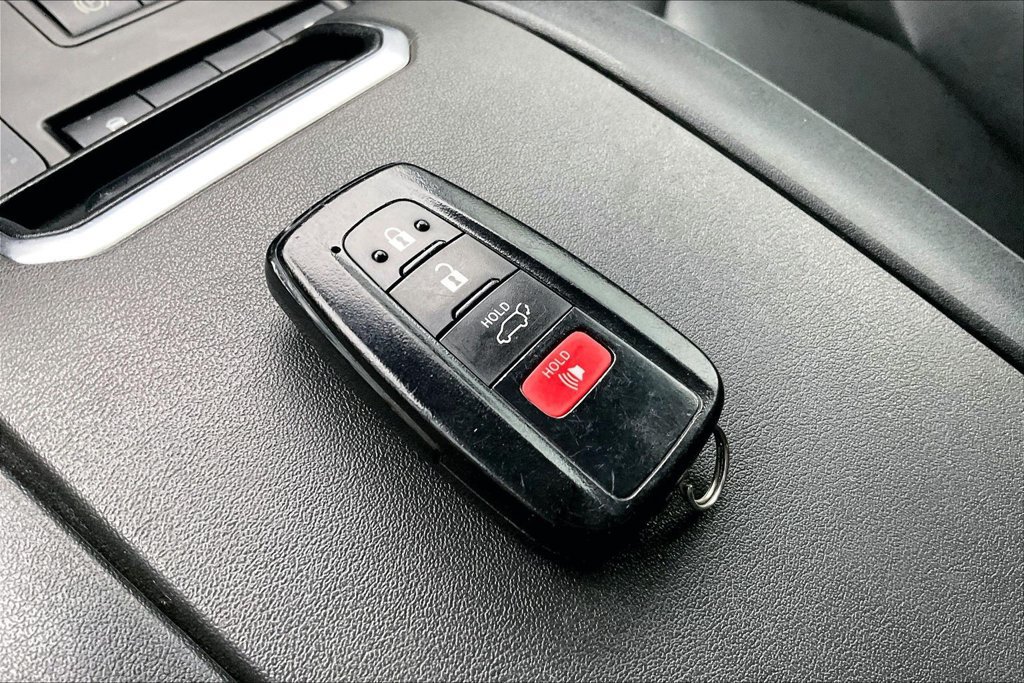 Used 2021 Toyota Highlander XLE FWD image 35