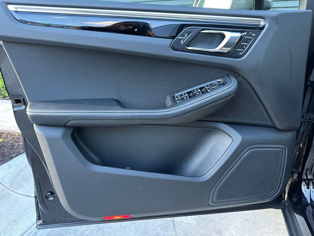 Certified 2025 Porsche Macan T image 19