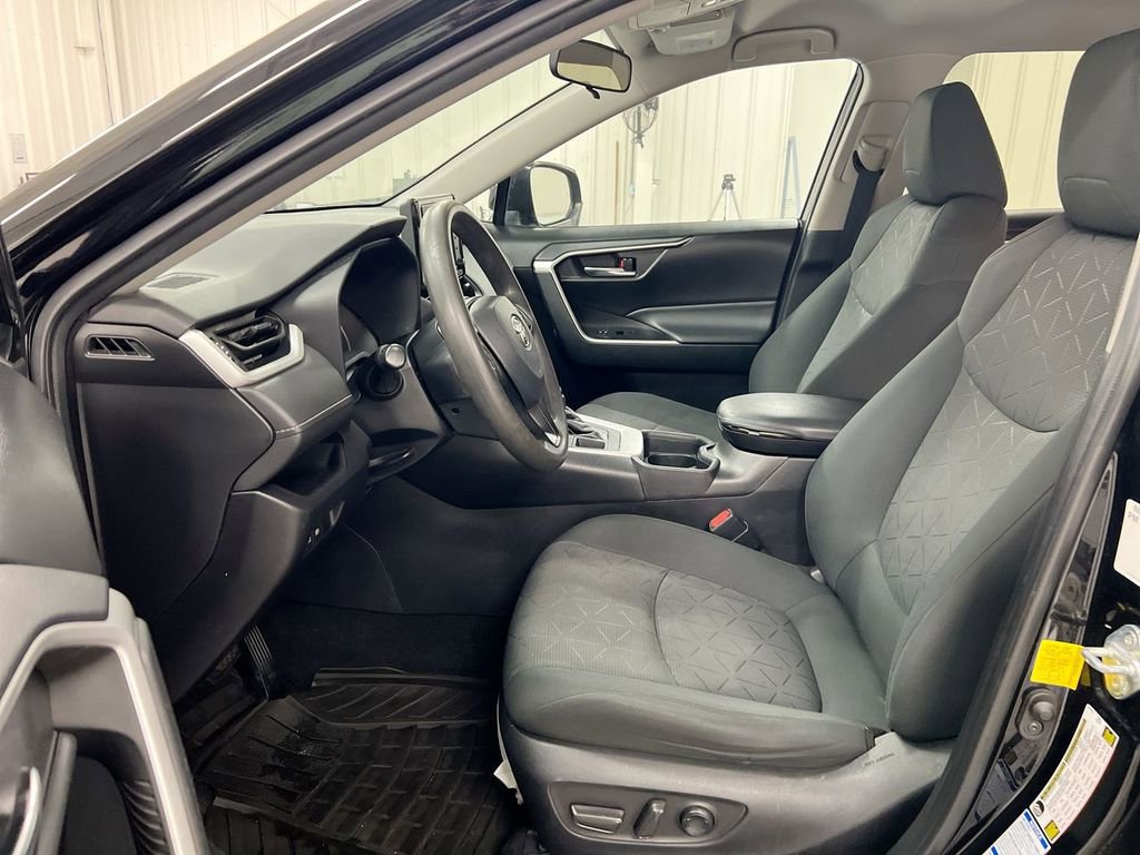 Used 2021 Toyota RAV4 XLE AWD/4WD image 14