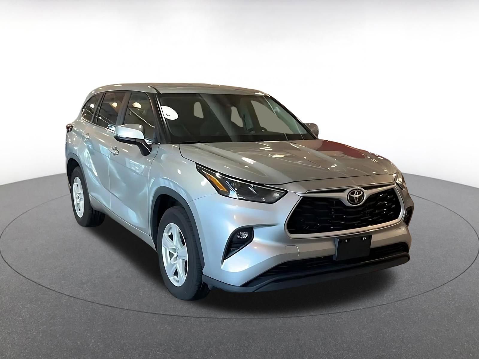 Used 2025 Toyota Highlander LE image 3