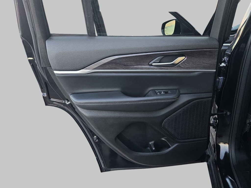 Used 2023 Jeep Grand Cherokee Limited image 17