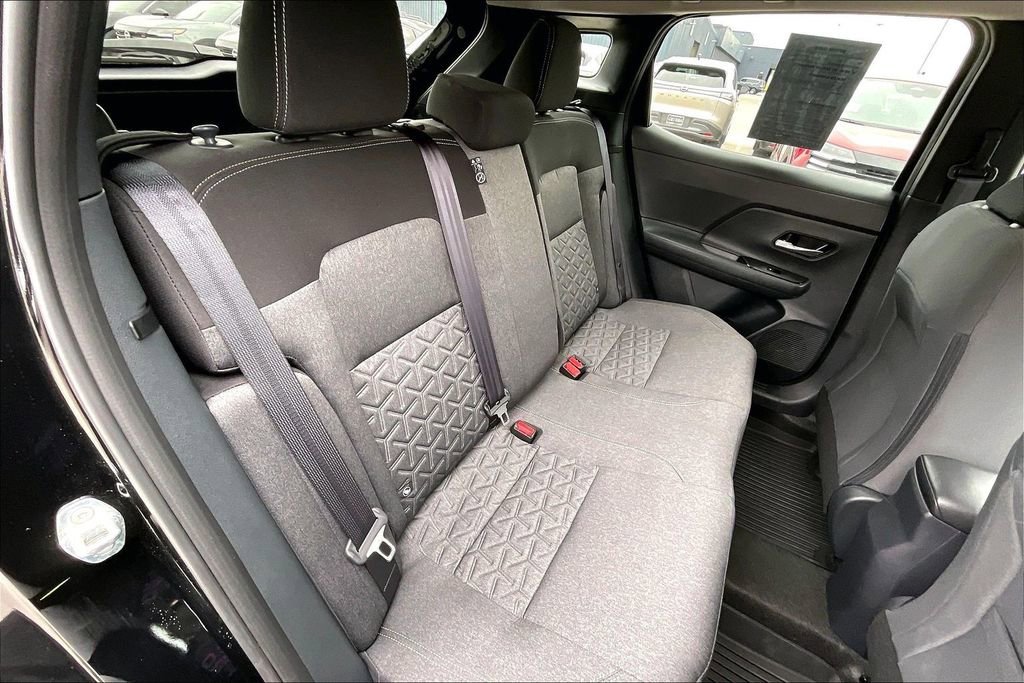 Used 2025 Nissan Kicks SV AWD/4WD image 37