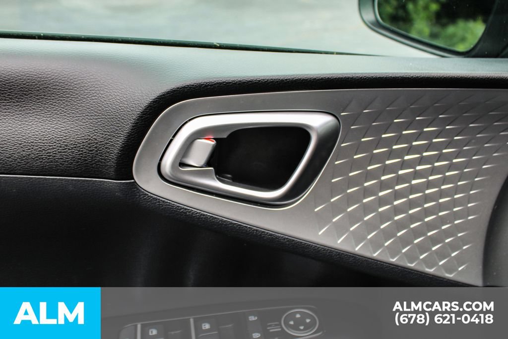Used 2025 Kia Soul LX w/ LX Technology Package FWD image 36